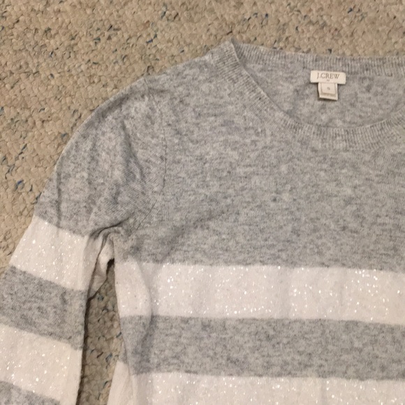 White and gray striped sweater - Picture 2 of 5